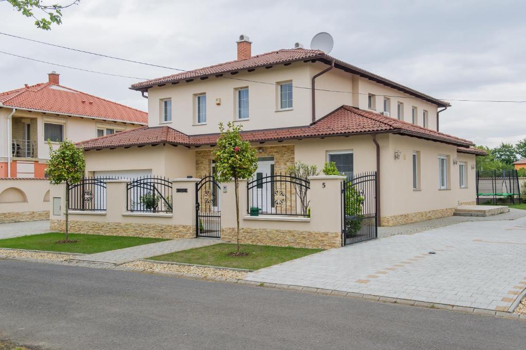 Aura Apartman Hajduszoboszlo Exterior photo